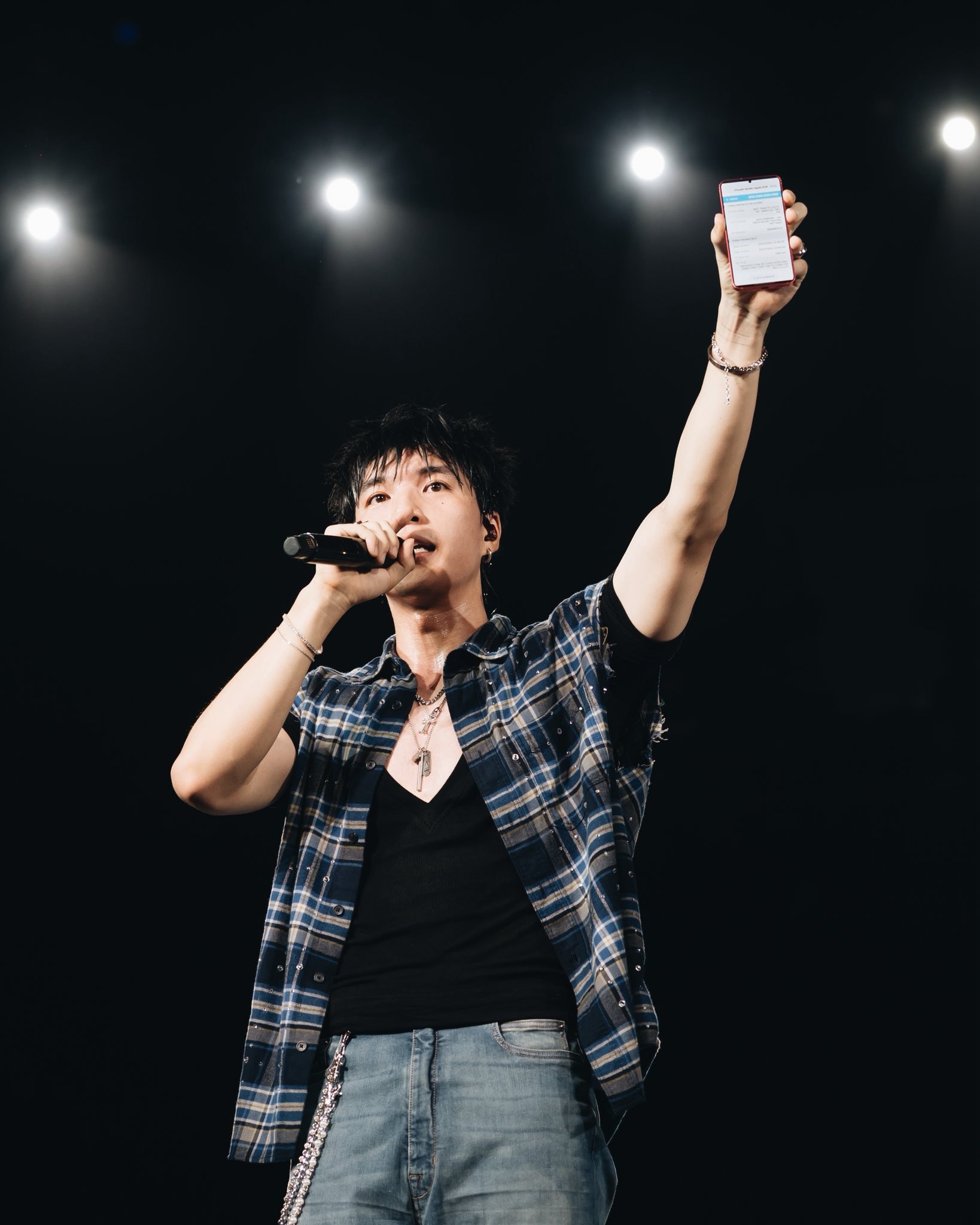 Trấn Thành - HIEUTHUHAI chuyển khoản nóng hàng trăm triệu, Hương Giang vừa về nước liền đến hỗ trợ vùng lũ- Ảnh 2.