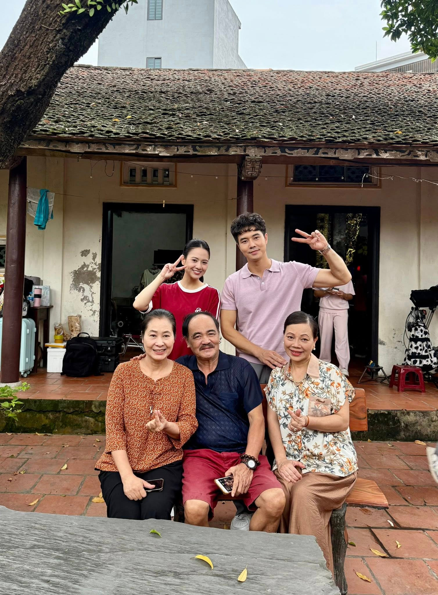 Ngân và Dũng cùng bố mẹ hai bên trong một cảnh phim.