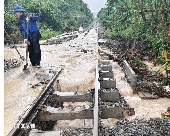ttxvn-duong-sat-ngap-lu.jpg