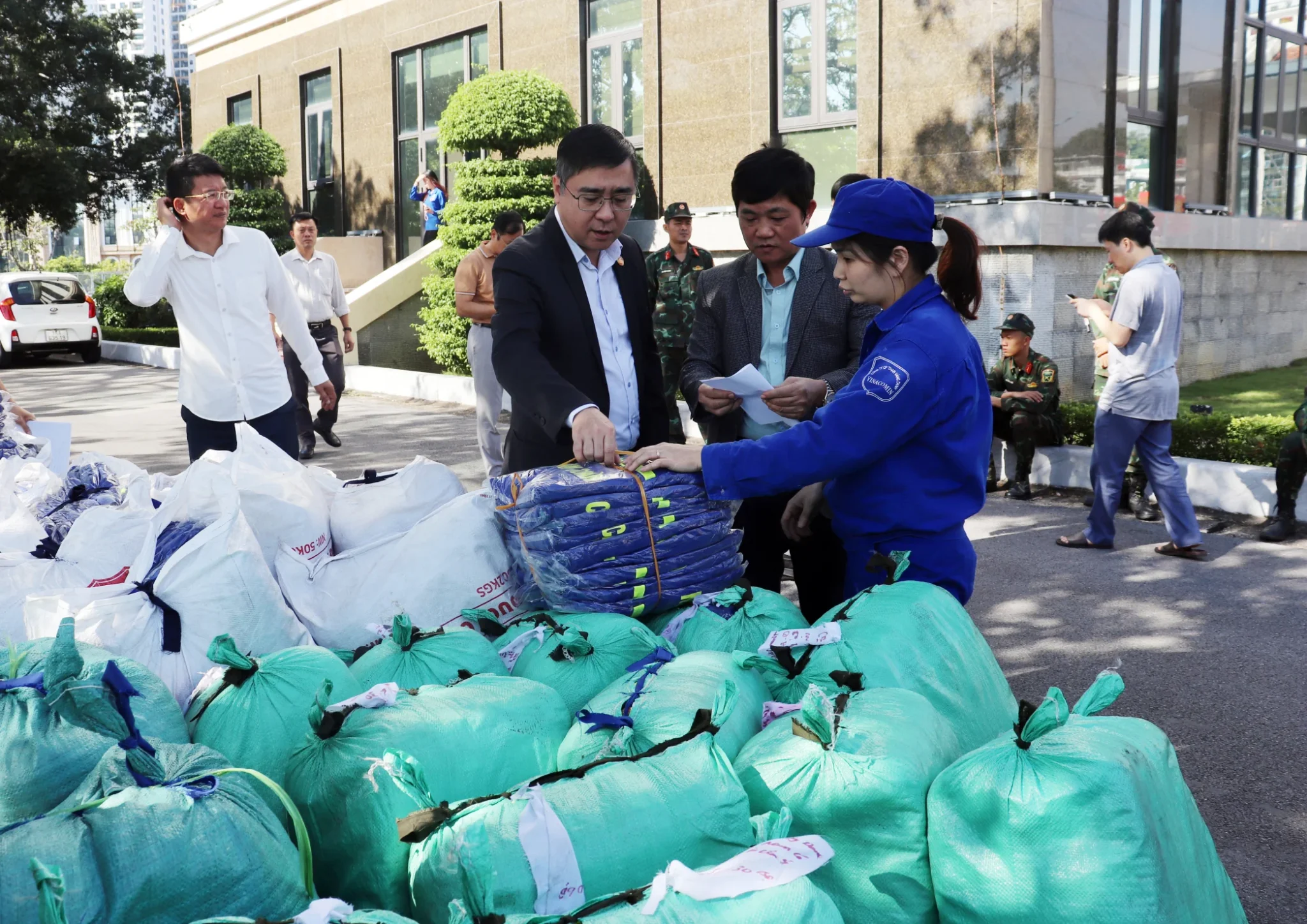 MTTQ tỉnh tiếp nhận, tập kết hàng hoá đưa vào hỗ trợ nhân dân vùng lũ lụt tỉnh Lâm Đồng trong chuyến hàng hỗ trợ đợt I chiều ngày 22-11.