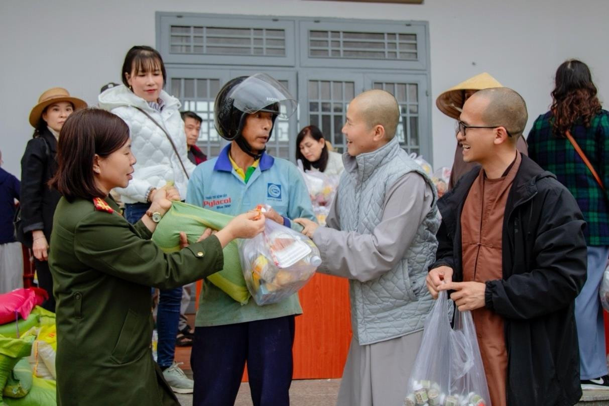 nguoi-dan-phan-khoi-nhan-cac-phan-qua-thiet-thuc-cua-doan-3.jpg