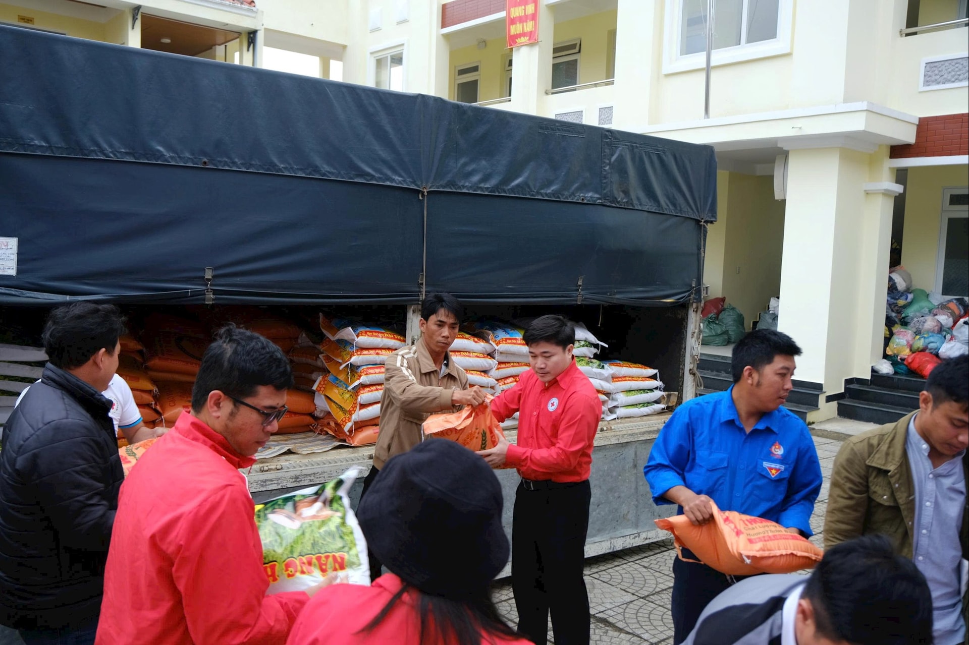 Er werden grote porties rijst aan de mensen van de DRan-commune gegeven.