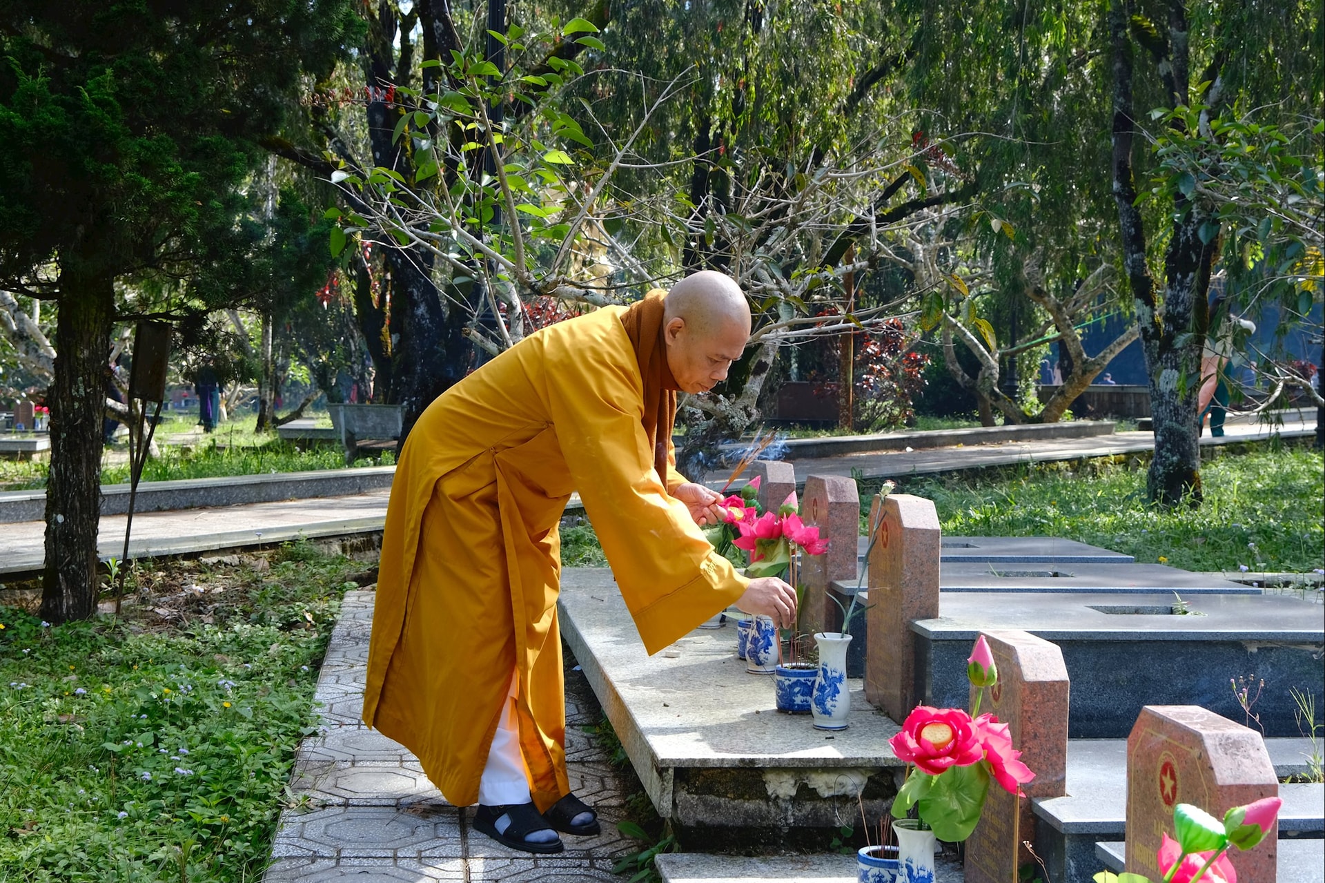 Des délégués représentant des organisations religieuses ont brûlé de l'encens sur les tombes des martyrs.