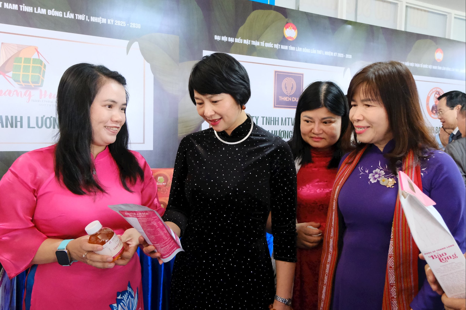 Pham Thi Phuc elvtársak, a Tartományi Pártbizottság titkárhelyettese, a Tartományi Vietnami Hazafias Front Bizottságának elnöke; Ha Thi Hanh, a Tartományi Pártbizottság tagja, a Tartományi Vietnami Hazafias Front Bizottságának alelnöke meglátogatták a Lam Dong keleti részéről érkező vállalkozás standját.