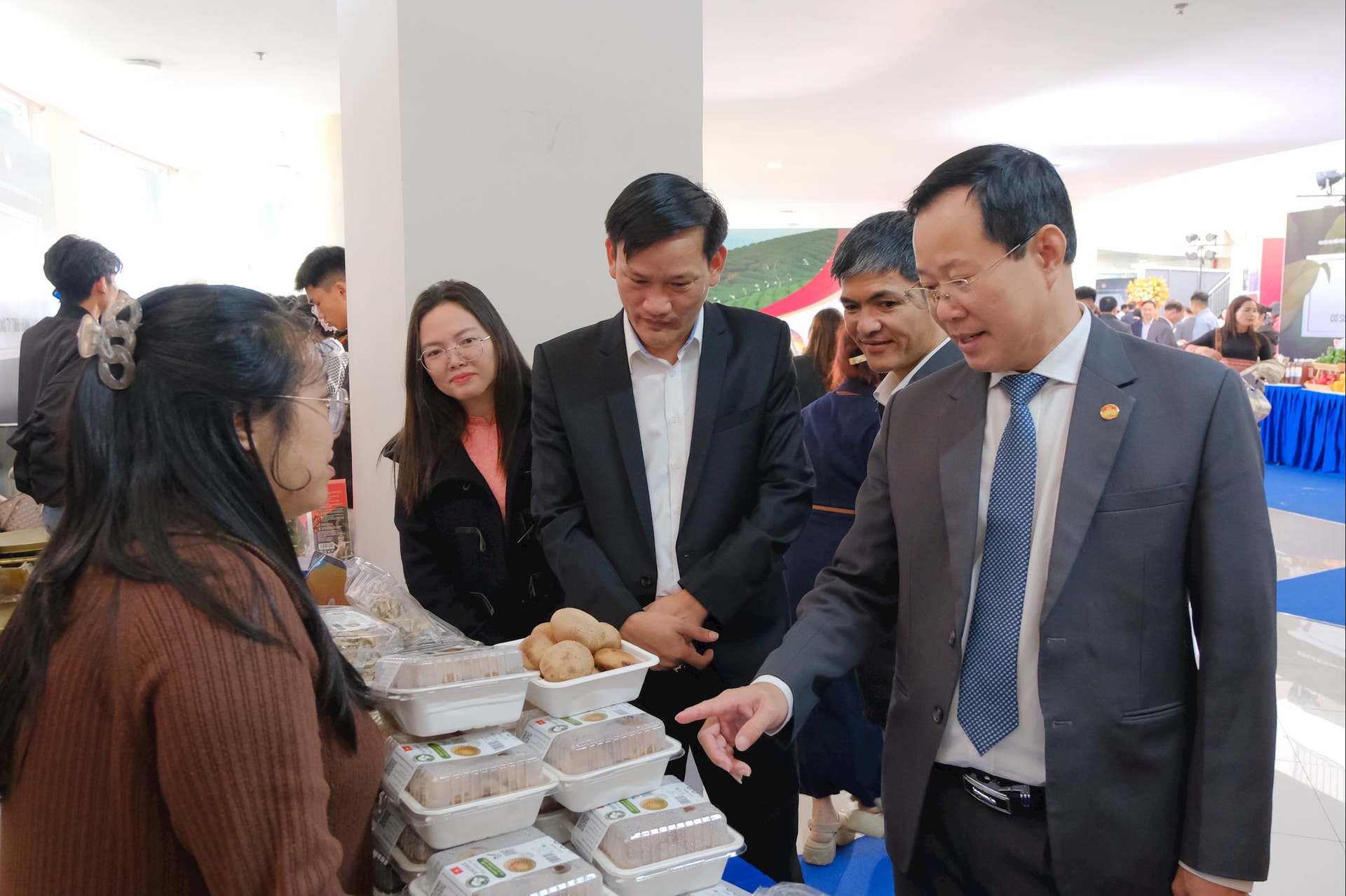 Pham Trieu elvtárs, a Tartományi Pártbizottság tagja, a Tartományi Vietnami Hazafront Bizottságának alelnöke meglátogatta a vállalatok standjait.