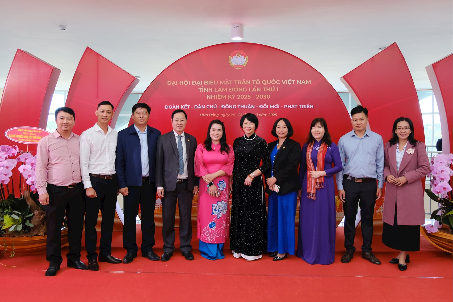 A Lam Dong tartománybeli Vietnami Hazai Front Bizottságának vezetői fényképezkedtek a standon részt vevő egységekkel és vállalkozásokkal.