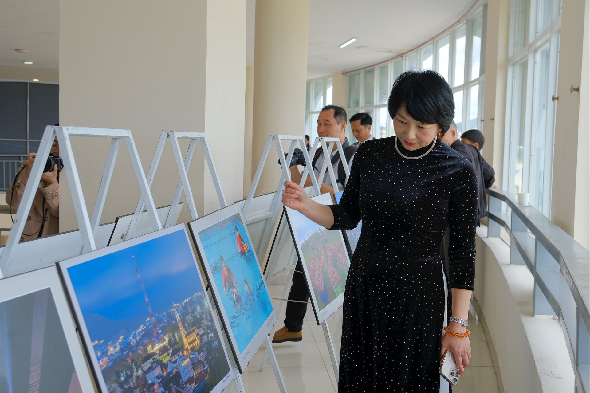 Pham Thi Phuc elvtárs, a Tartományi Pártbizottság titkárhelyettese, a Tartományi Vietnami Hazafront Bizottságának elnöke megtekintette a fotókiállítást.