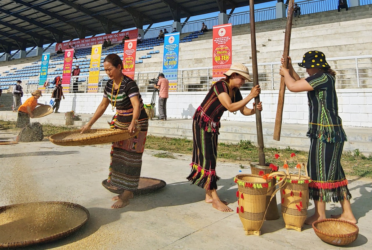 3.Giã gạo.Cuộc thi giã gạo (15)