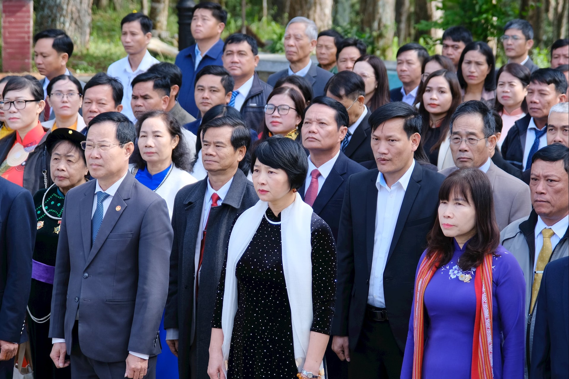 Camarades : Pham Thi Phuc, secrétaire adjointe du Comité provincial du Parti et présidente du Comité provincial du Front de la patrie du Vietnam ; Pham Trieu, membre du Comité provincial du Parti et vice-présidente du Comité provincial du Front de la patrie du Vietnam ; Ha Thi Hanh, membre du Comité provincial du Parti et vice-présidente du Comité provincial du Front de la patrie du Vietnam, ont participé à la visite du cimetière des martyrs de Da Lat.
