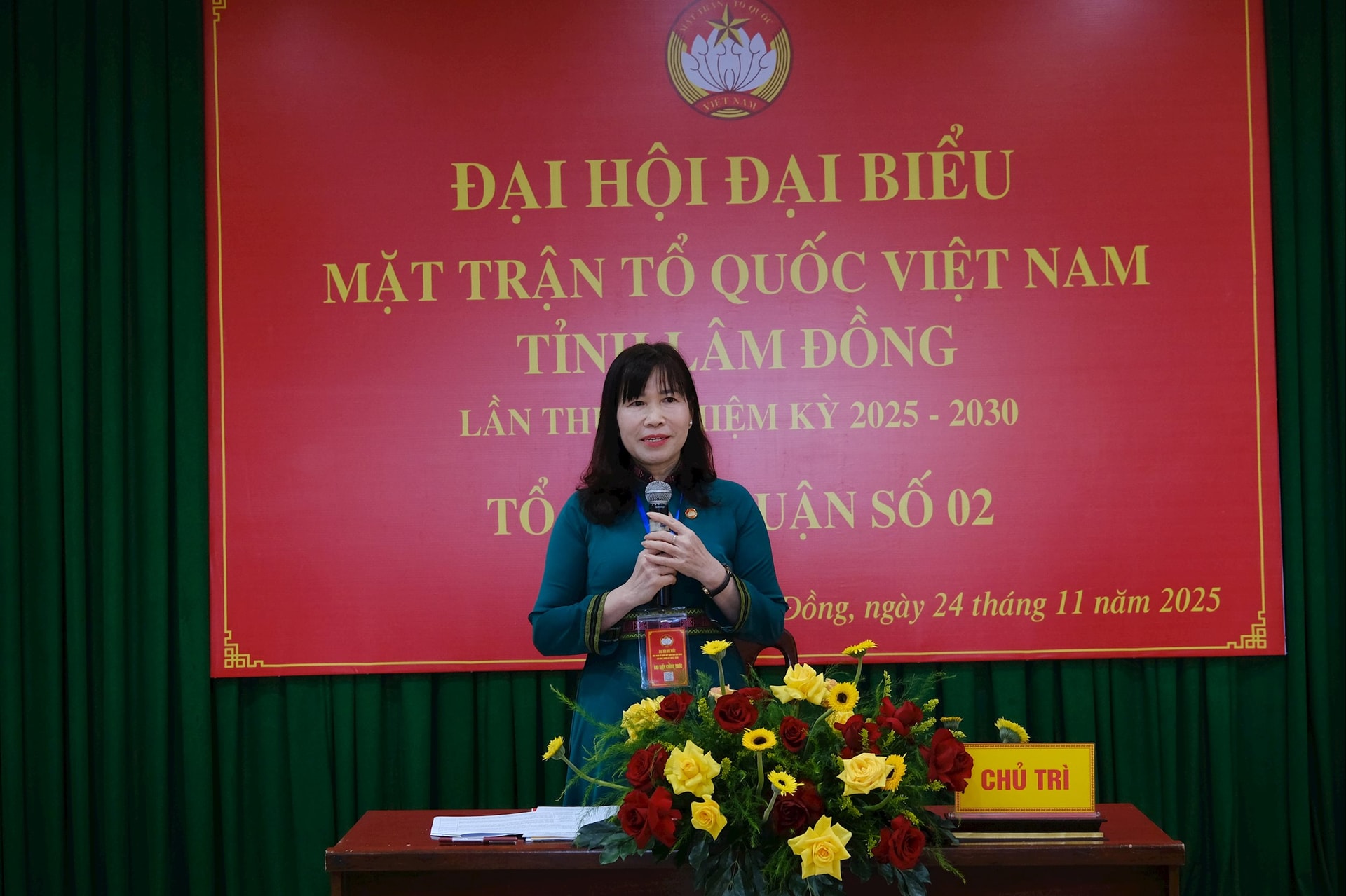 A 2. számú vitacsoportot Ha Thi Hanh elvtárs, a Tartományi Pártbizottság tagja, a Tartományi Vietnami Hazai Front Bizottságának alelnöke vezette és irányította.