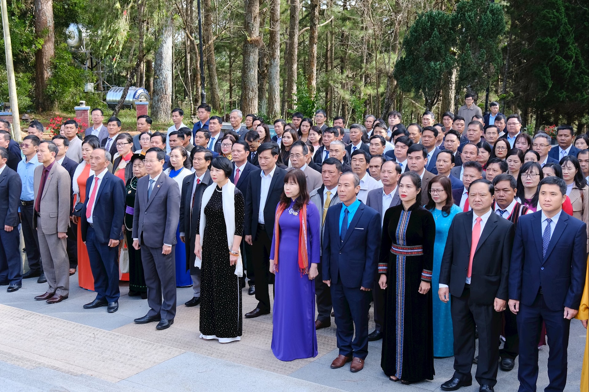 Les délégués participant au congrès du Front de la Patrie du Vietnam dans la province de Lam Dong ont visité le cimetière des martyrs de Da Lat.