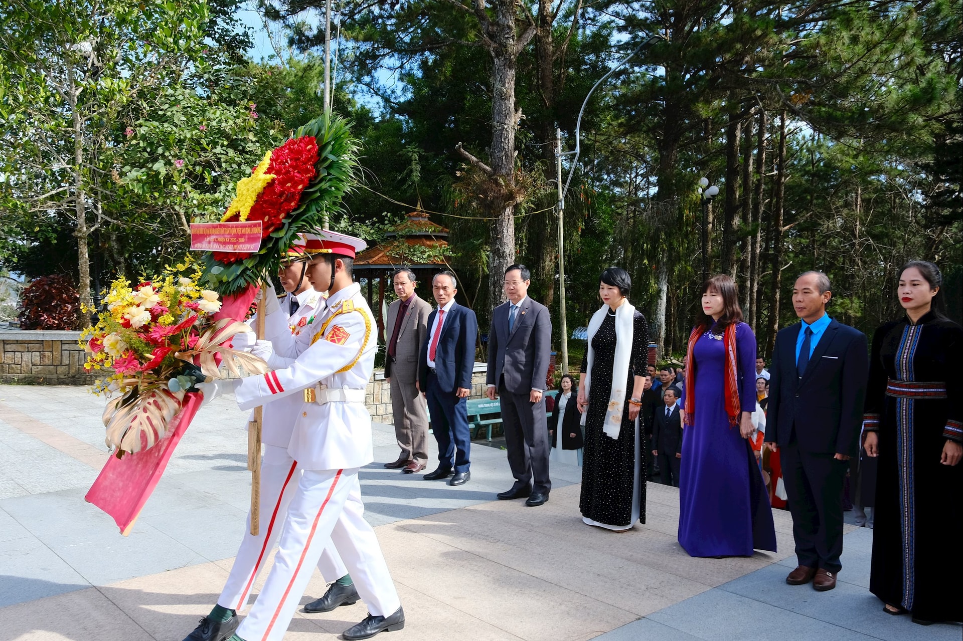 Les dirigeants du Comité provincial du Front de la Patrie du Vietnam ont déposé des fleurs au mémorial des martyrs héroïques.