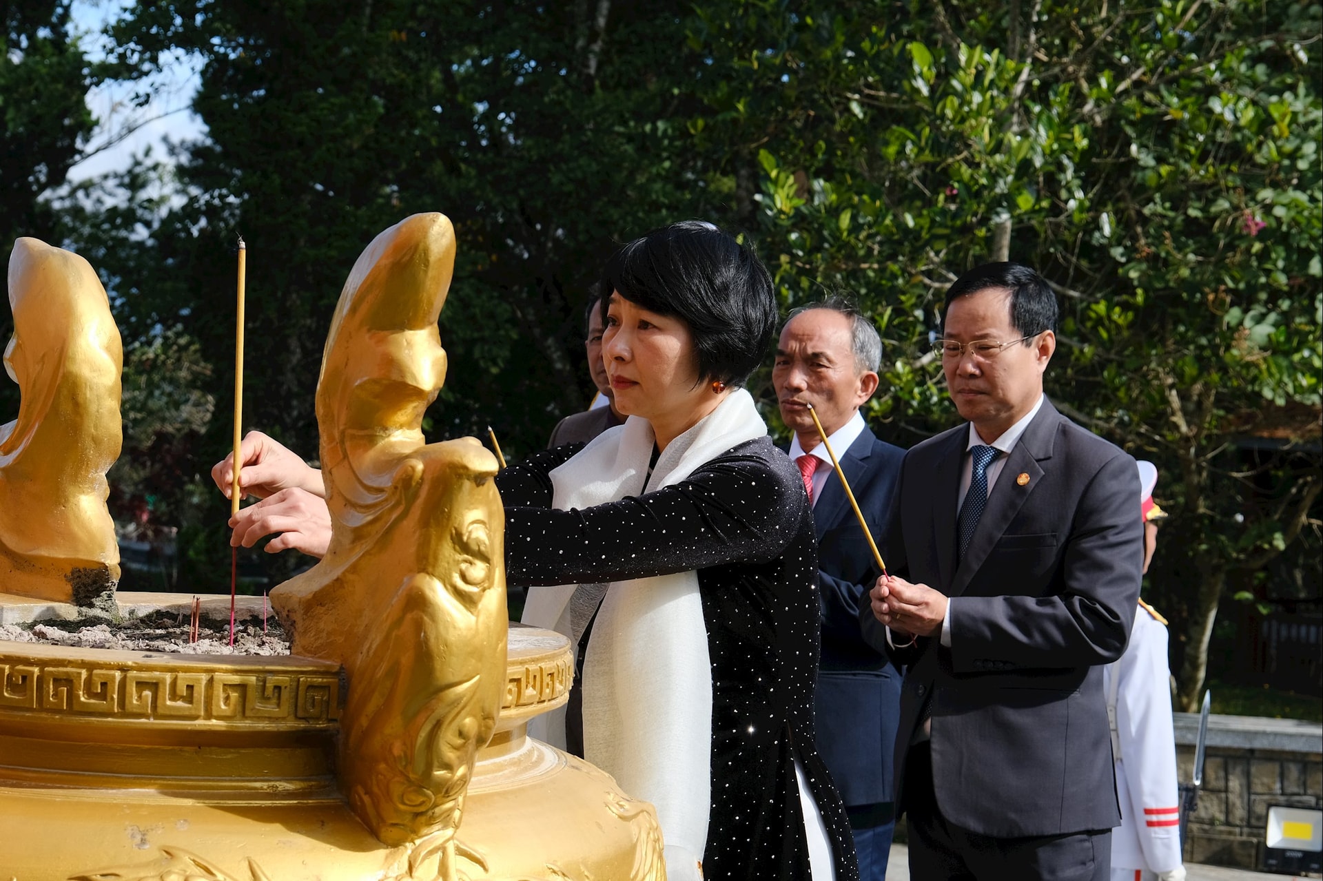La camarade Pham Thi Phuc, secrétaire adjointe du Comité provincial du Parti et présidente du Comité provincial du Front de la Patrie du Vietnam, a déposé de l'encens au mémorial des martyrs héroïques.