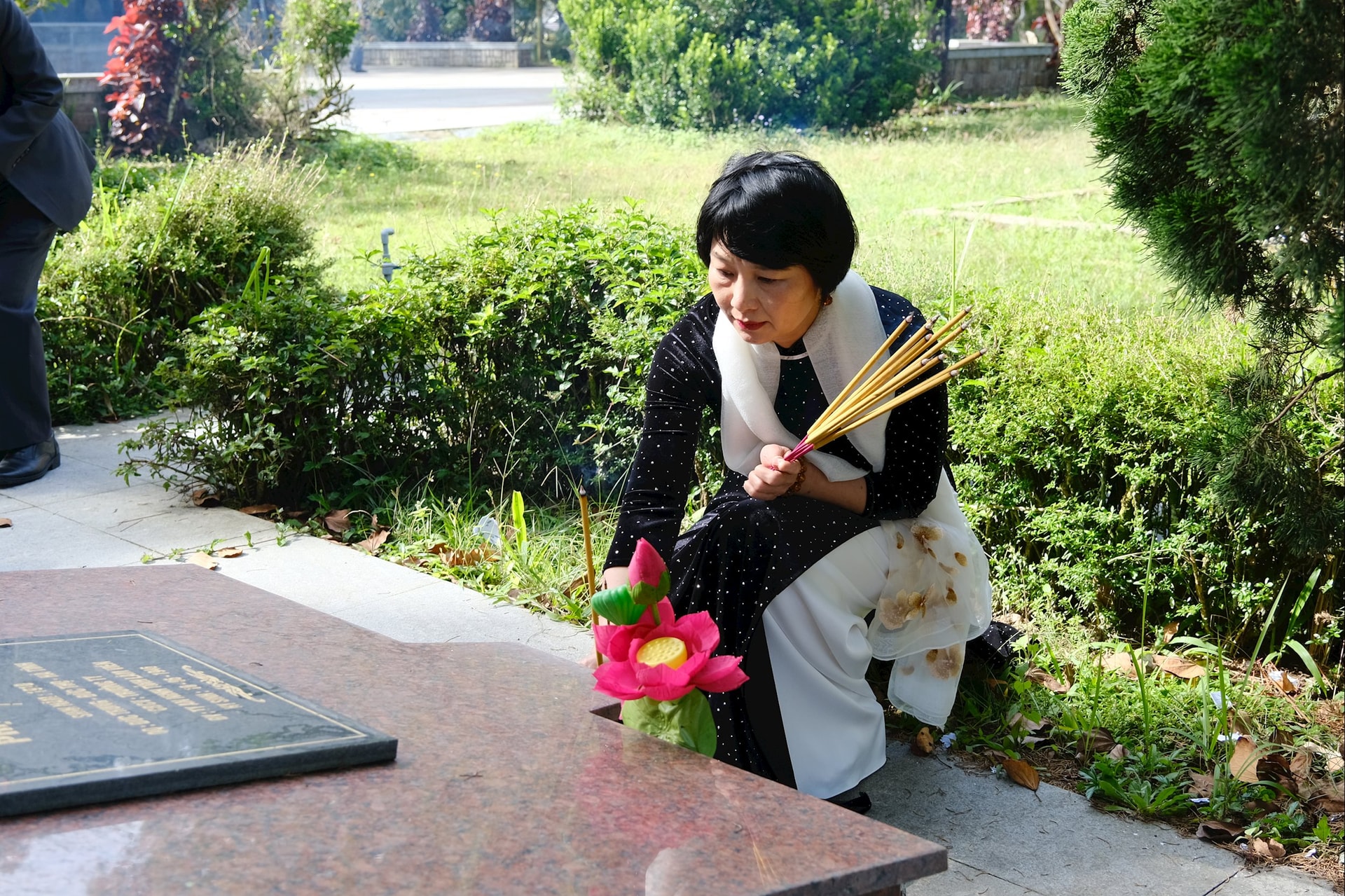 La camarade Pham Thi Phuc, secrétaire adjointe du Comité provincial du Parti et présidente du Comité provincial du Front de la Patrie du Vietnam, a déposé de l'encens sur les tombes des martyrs.