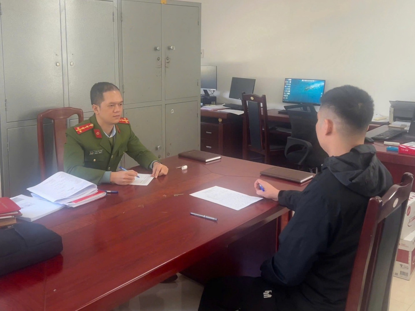 Cán bộ Công an lập biên bản xử phạt vi phạm hành chính và yêu cầu trường hợp vi phạm gỡ bỏ thông tin sai sự thật..jpg