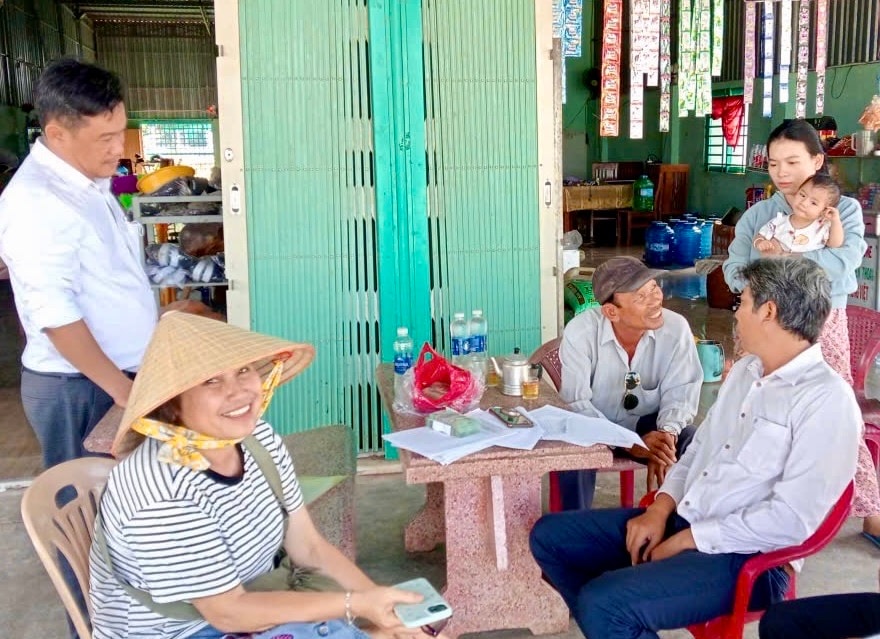 Чиновники коммуны Лыонг Сон мобилизовали домохозяйства для получения денег и передачи земли.