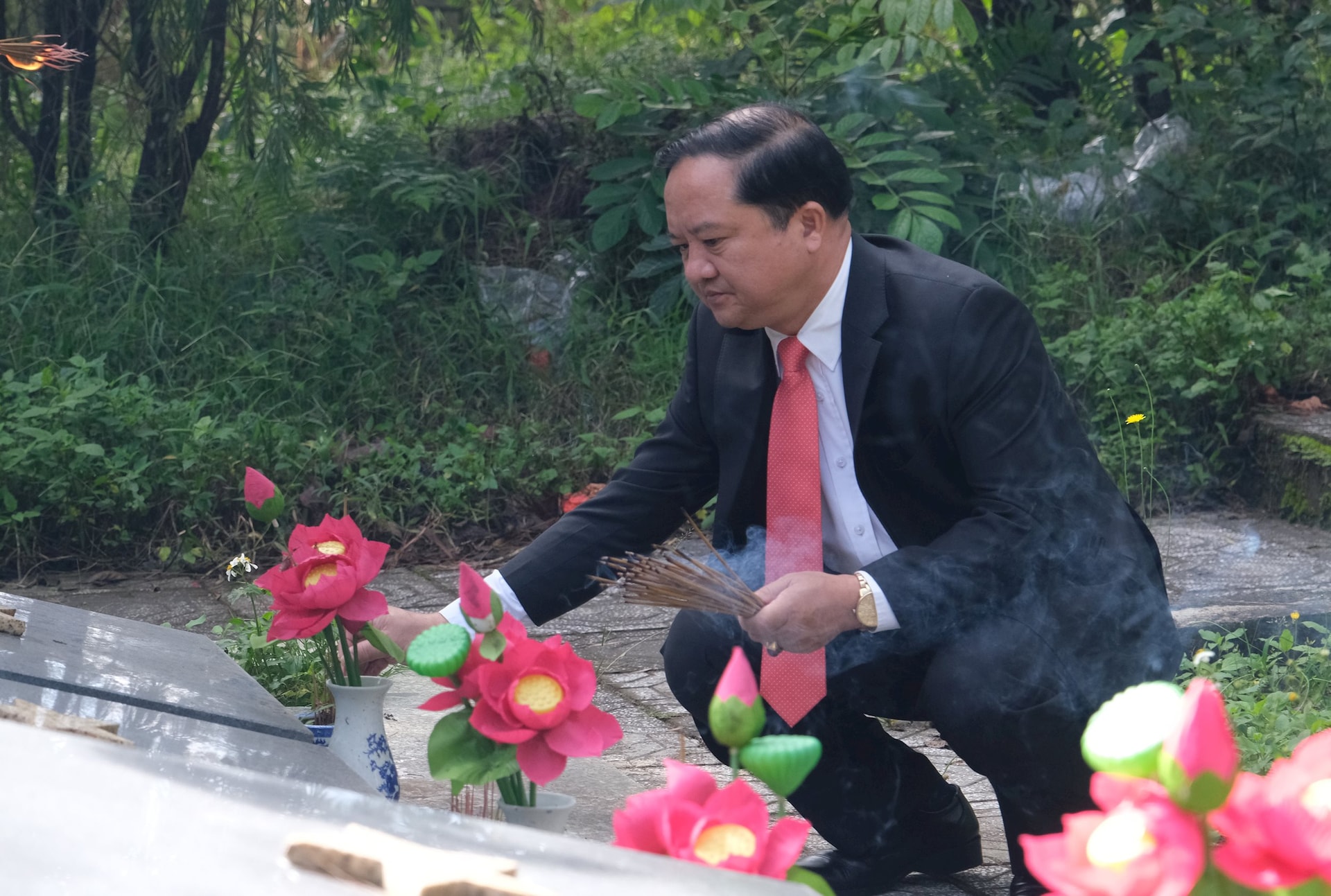 Le camarade Pham Van Duc, vice-président du Comité du Front de la Patrie du Vietnam, a brûlé de l'encens sur les tombes des martyrs.