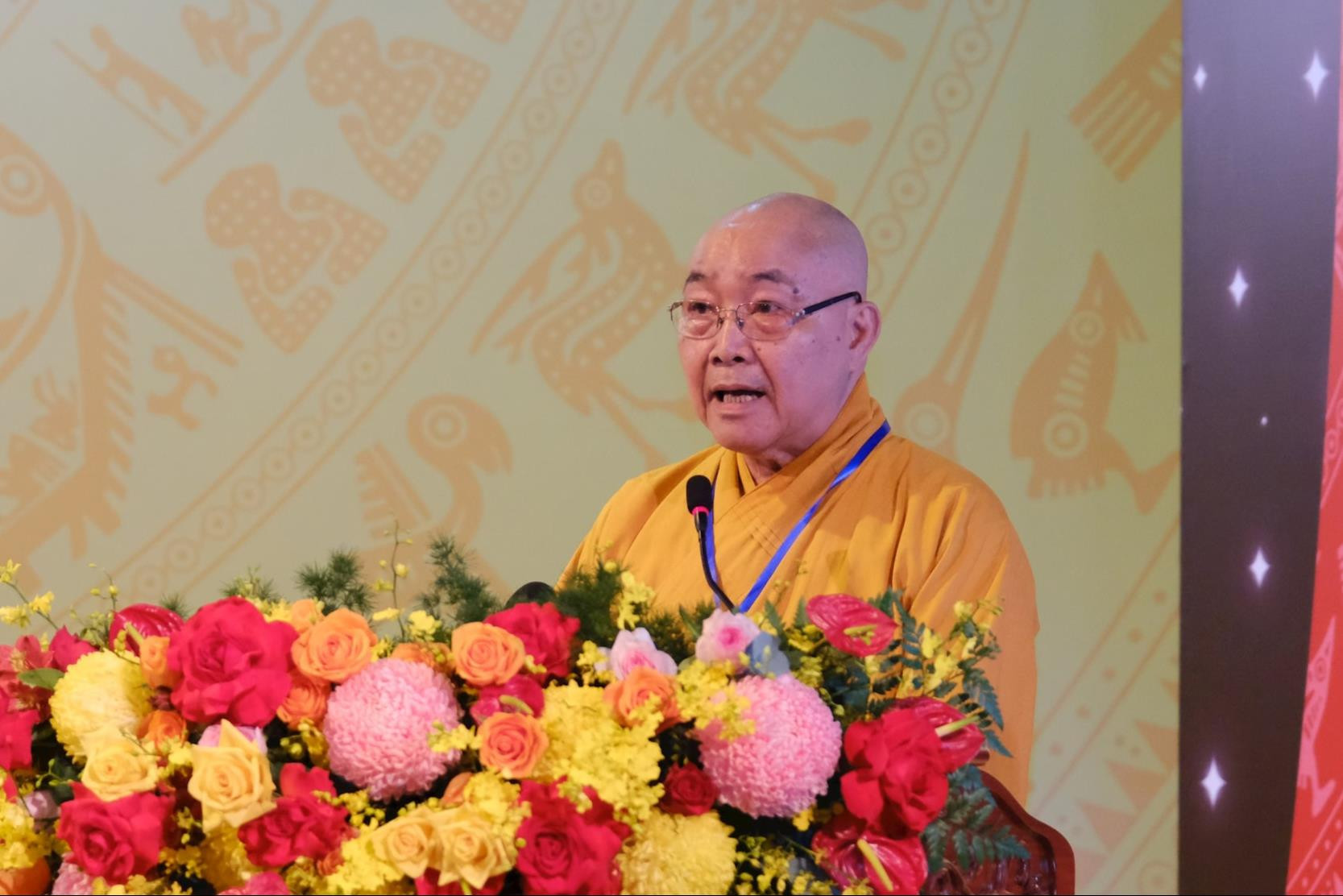 Hoà thượng Thích Thanh Nhật báo cáo tham luận tại Đại hội 