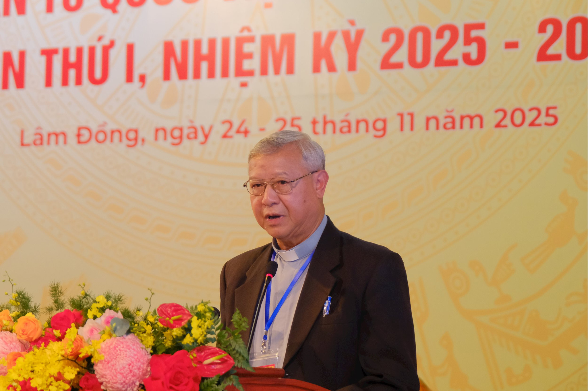 Linh mục Hoàng Văn Chính phát biểu tham luận 