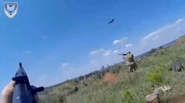 Binh sĩ Ukraine bắn về phía các mục tiêu được cho là drone Lancet - Ảnh: Bộ Quốc phòng Ukraine