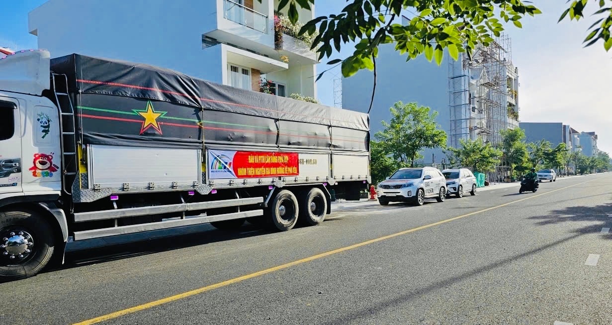 O caminhão que transportava 15 toneladas de mercadorias partiu em direção à área atingida pelas enchentes em Phu Yen (antiga).