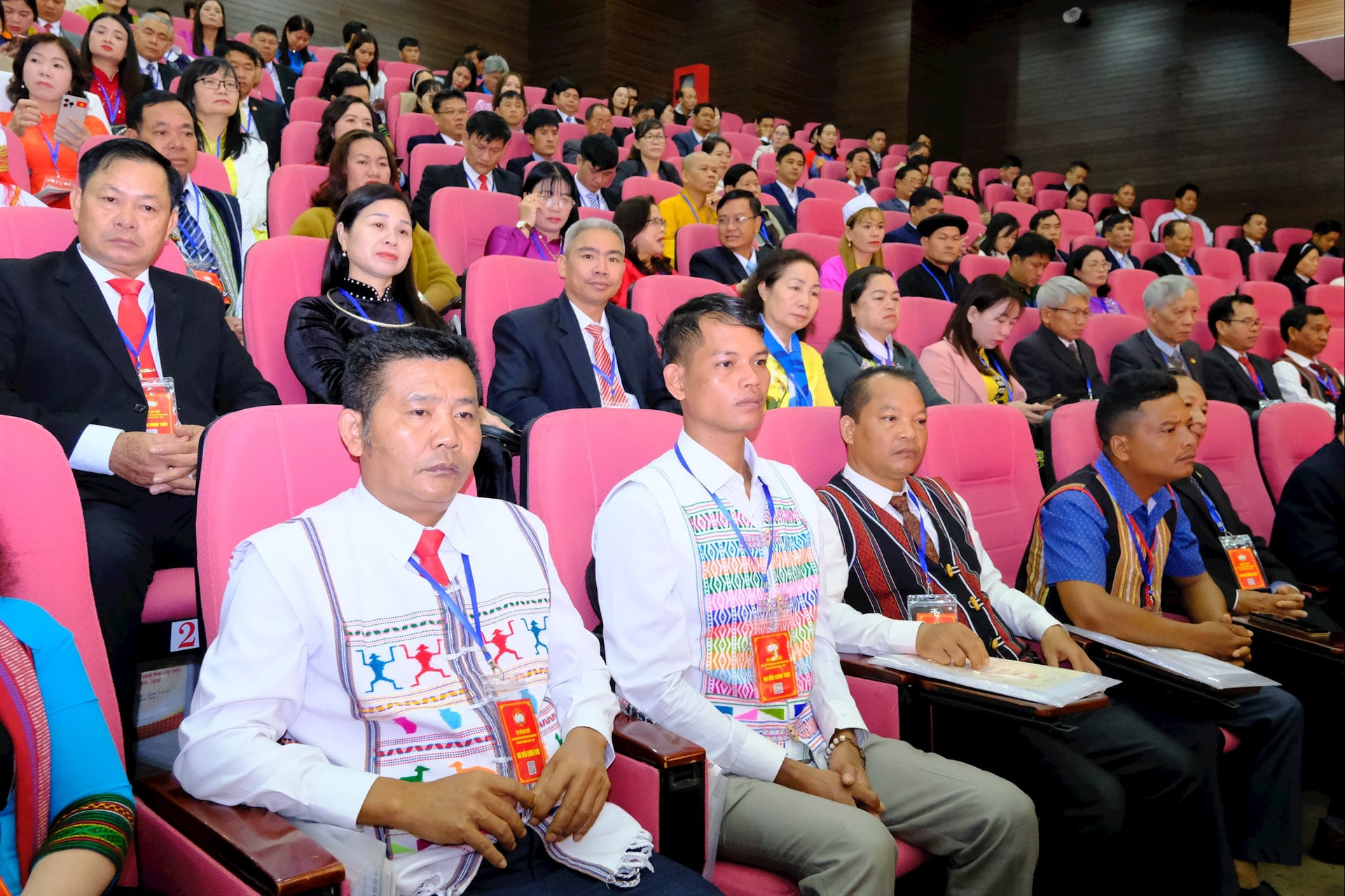 1Tham dự Đại hội có 370 đại biểu chính thức, đại diện cho khối đại đoàn kết toàn dân tộc trong tỉnh