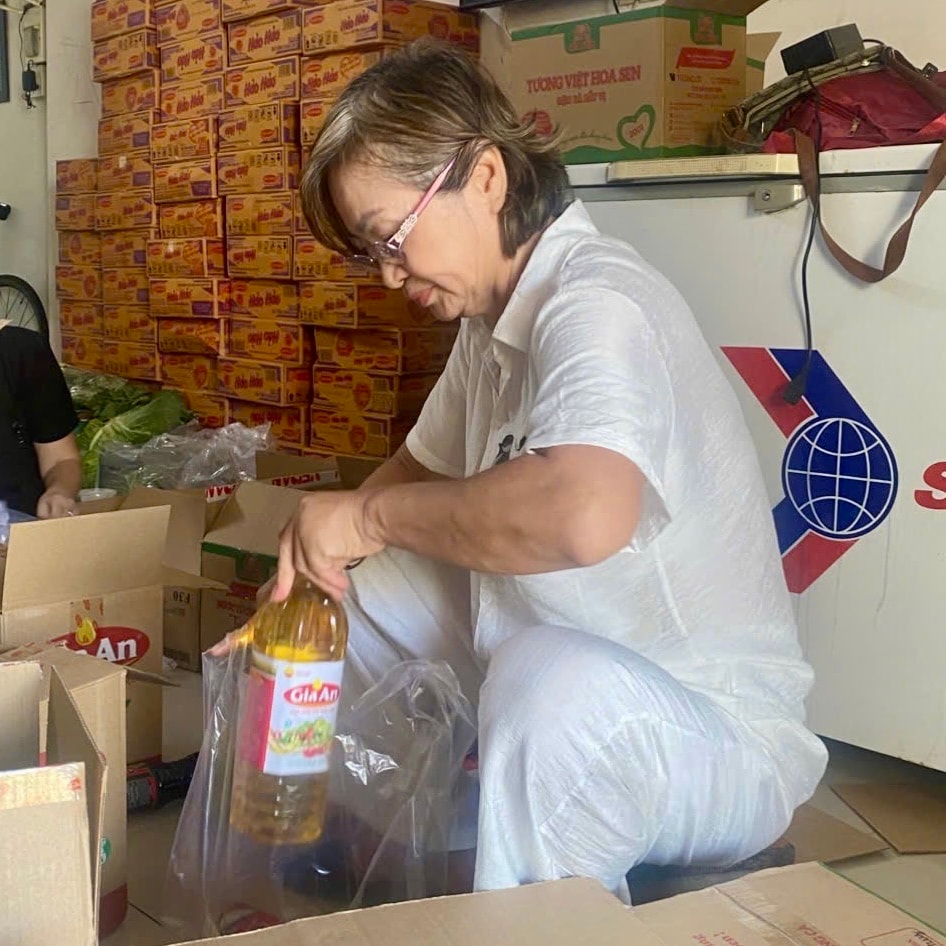 A jornalista Kim Oanh participou da montagem de presentes para apoiar as pessoas nas áreas afetadas pelas enchentes.
