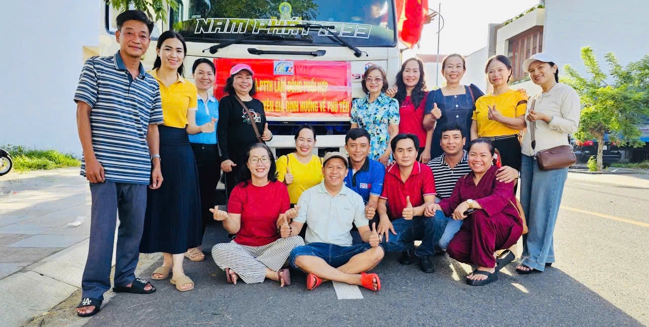 Jornal Lam Dong, PTTH e Grupo de Voluntários antes da partida.