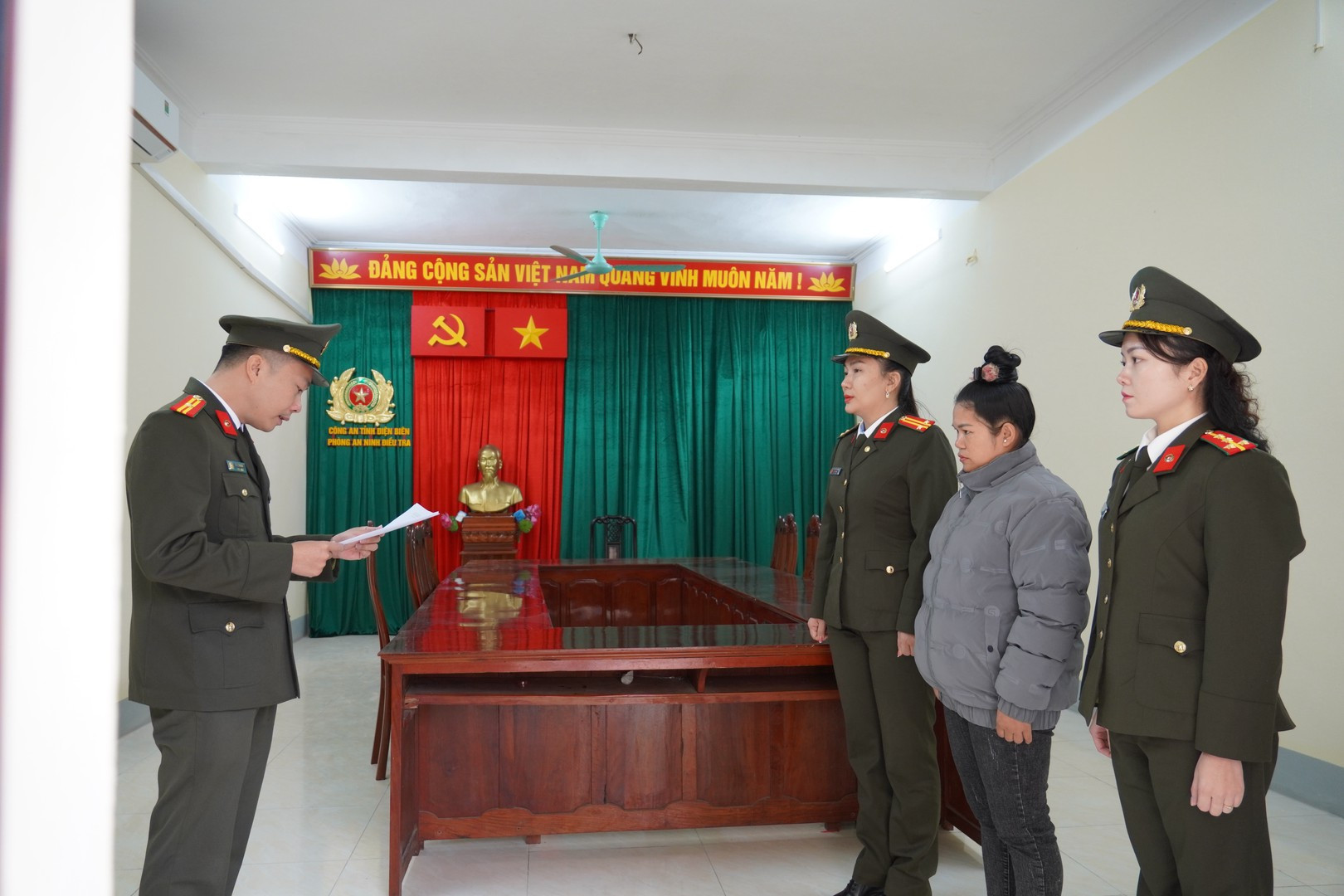 Cơ quan An ninh điều tra Công an tỉnh Điện Biên đọc Quyết định khởi tố bị can đối với  Vì Thị Tiện.JPG