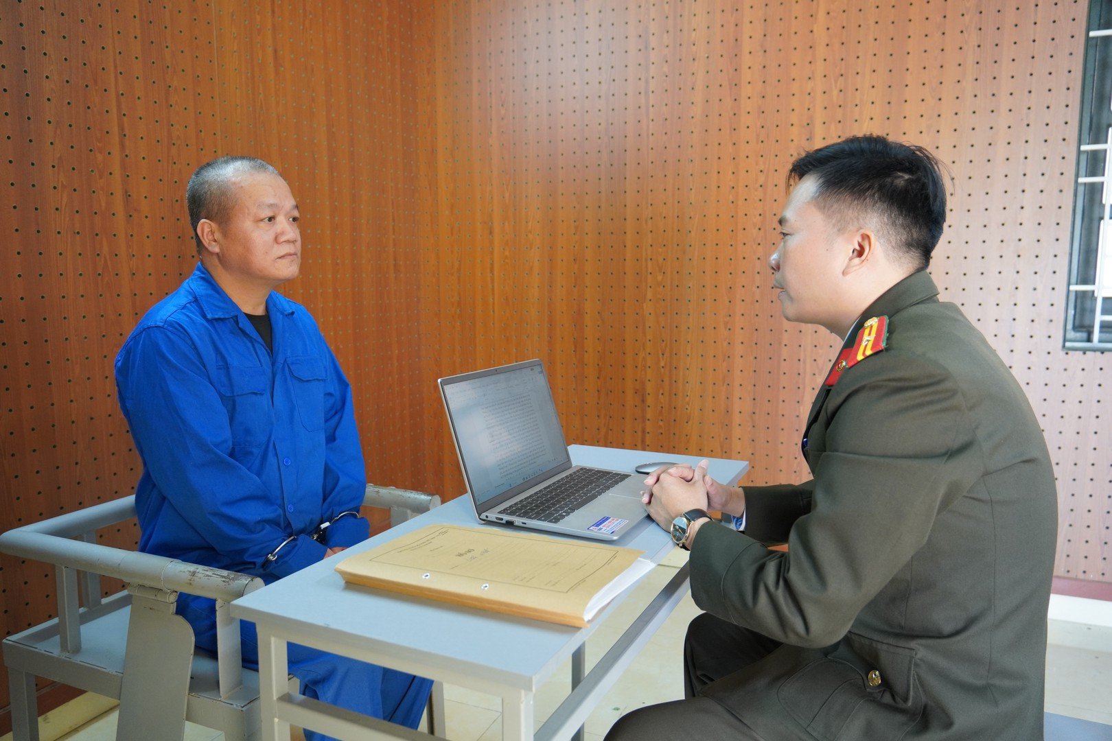 Lao Văn Mạnh tại cơ quan Công an (1).JPG