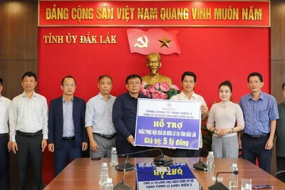 Đoàn công tác trao bảng tượng trưng kinh phí hỗ trợ cho đại diện tỉnh Đắk Lắk.
