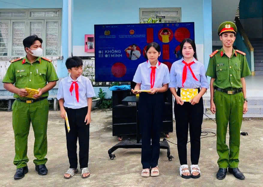 Công an xã Đông Giang trao quà khích lệ các em học sinh