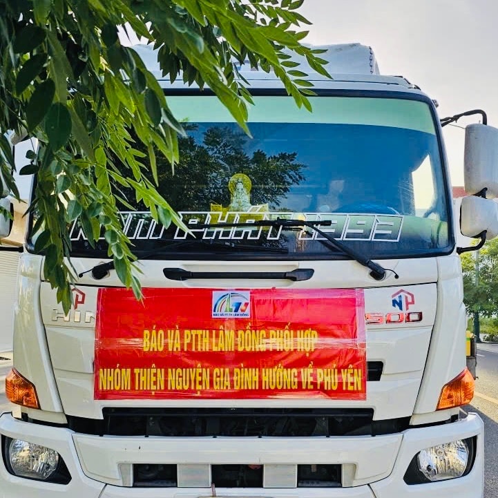 O caminhão carregado de mercadorias partiu para prestar auxílio à área alagada de Dak Lak na manhã de 25 de novembro.