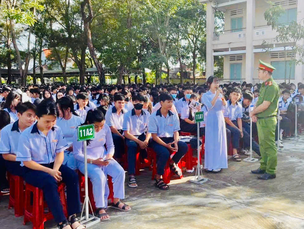 Học sinh Trường THPT Nguyễn Trường Tộ đặt câu hỏi với Công an xã Tân Hải