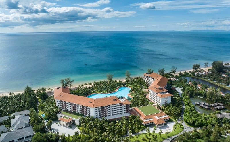 Toàn cảnh Vinpearl Resort & Spa Phú Quốc với hồ bơi lớn và kiến trúc mái ngói đỏ đặc trưng.