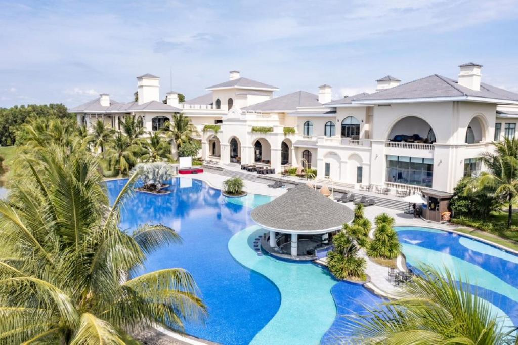 Toàn cảnh Vinpearl Resort & Spa Phú Quốc với kiến trúc mái đỏ đặc trưng