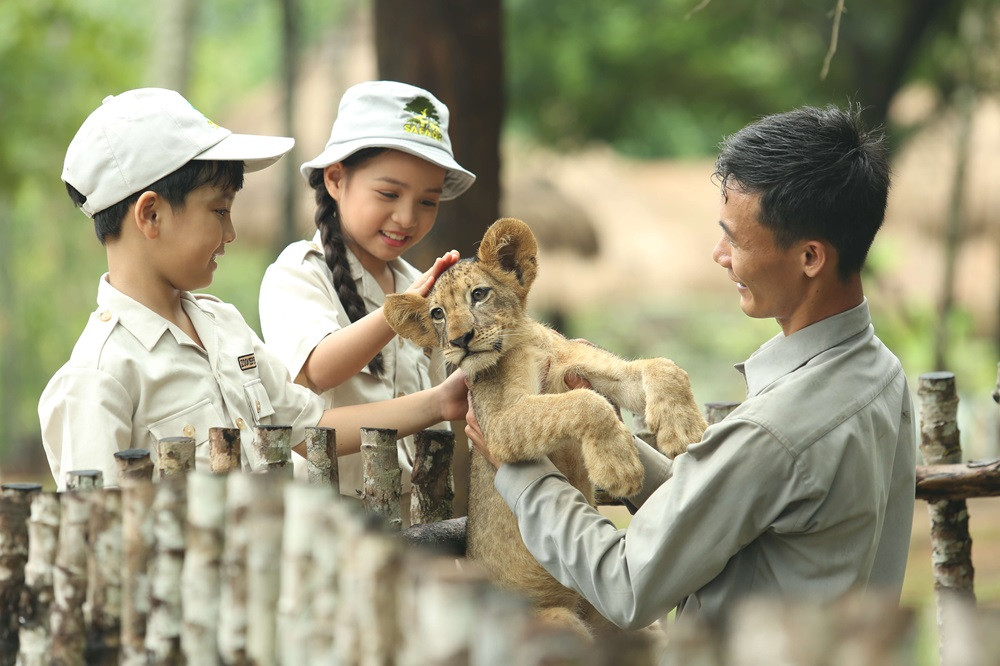 Trẻ em tương tác và tìm hiểu về các loài động vật tại Vinpearl Safari Phú Quốc