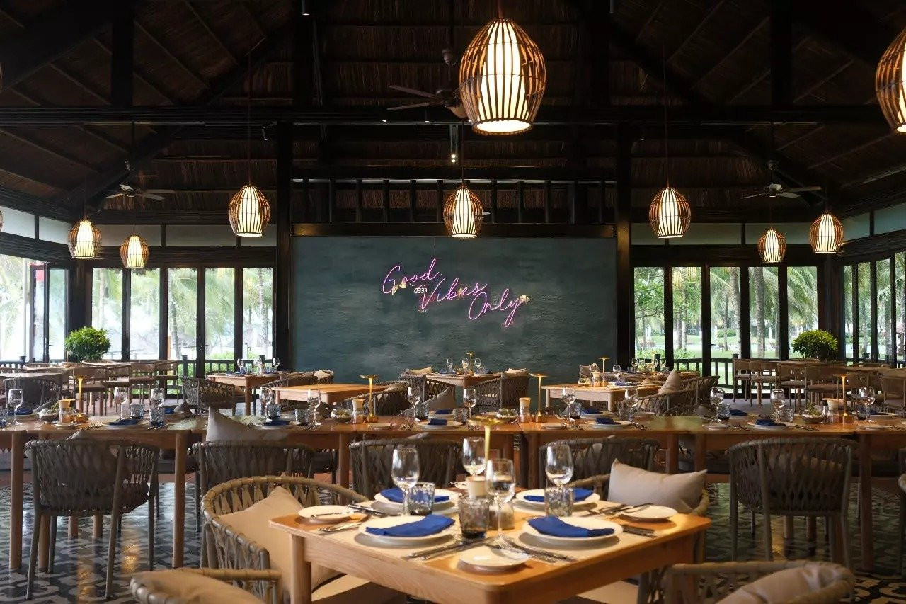 Không gian nhà hàng sang trọng tại Vinpearl Resort & Spa Phú Quốc.