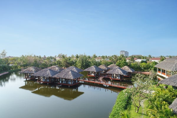 Chòi spa trên mặt hồ tại Akoya Spa, mang lại cảm giác thư thái tuyệt đối.