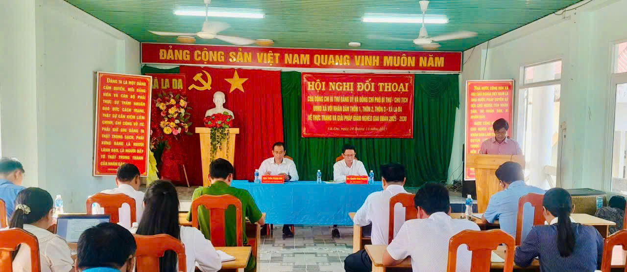 Lãnh đạo xã La Dạ lắng nghe ý kiến của người dân