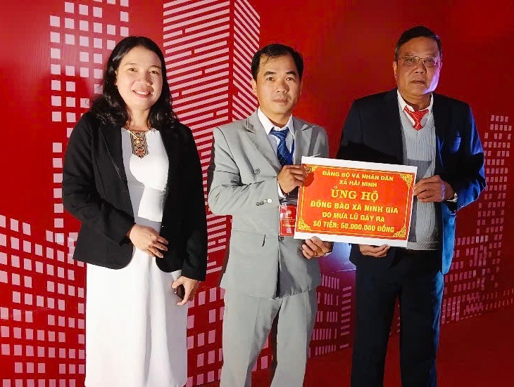 Xã Hải Ninh trao 50 triệu đồng hỗ trợ xã Ninh Gia