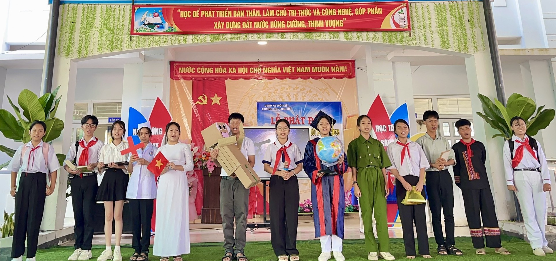 2. Hoạt cảnh do các thành viên CLB Thủ lĩnh của sự thay đổi thể hiện