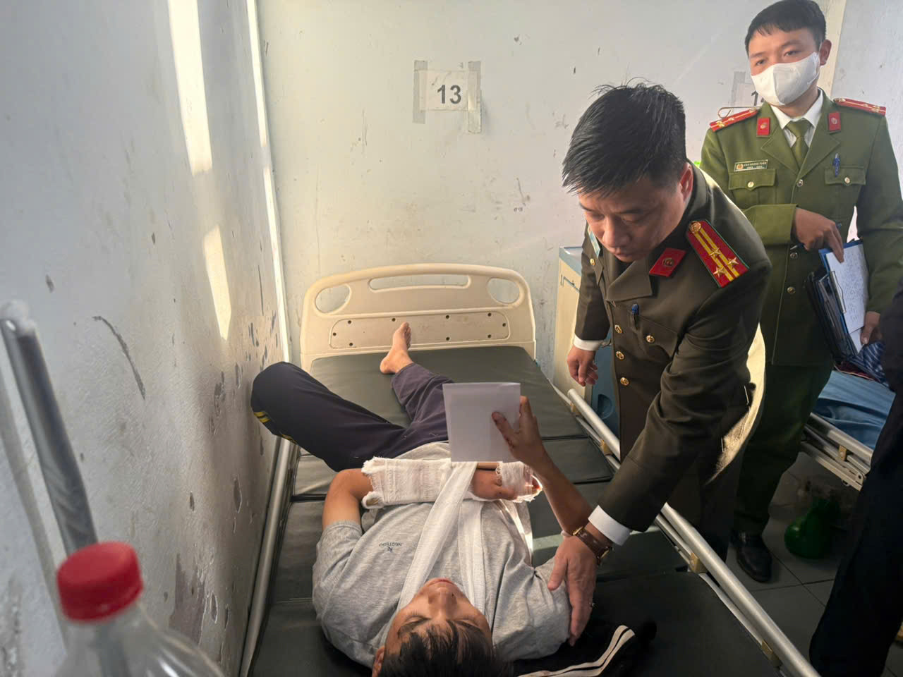 Ảnh 4_Đồng chí Giám đốc Công an tỉnh thăm hỏi, động viên người bị thương.jpg