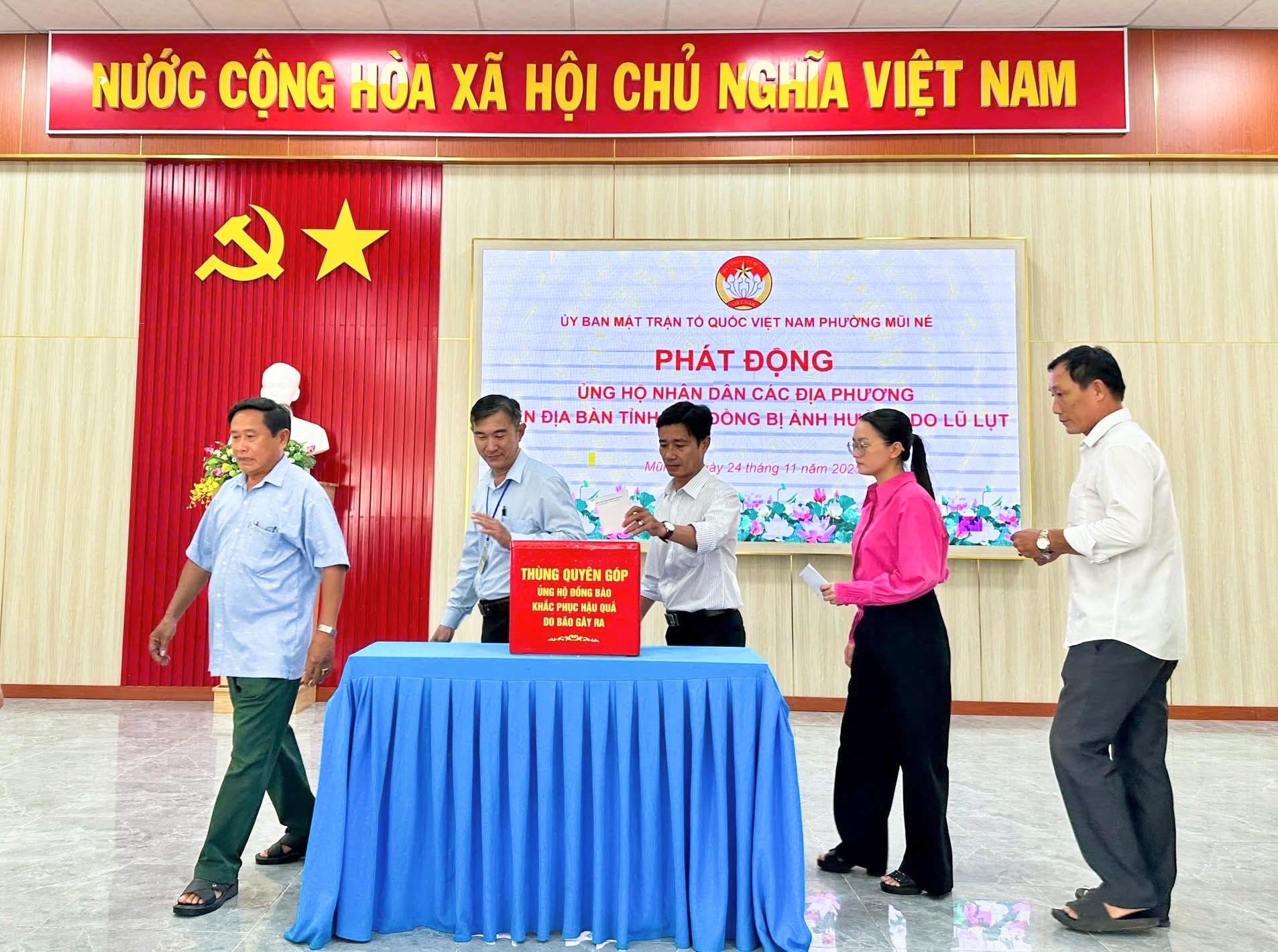 can-bo-cong-chuc-phuong-mui-ne-ung-ho-dong-bao-lu-lut(1).jpg