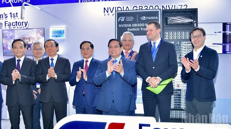 Thủ tướng Phạm Minh Chính cùng các đại biểu tham quan triển lãm về công nghệ cao gắn với chuyển đổi xanh nhân Diễn đàn Kinh tế mùa thu năm 2025. (Ảnh: Thanh Giang)