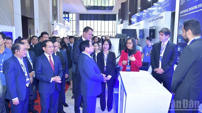 Thủ tướng Phạm Minh Chính tham quan một gian trưng bày công nghệ cao gắn với chuyển đổi xanh nhân Diễn đàn Kinh tế mùa thu năm 2025. (Ảnh: Thanh Giang)