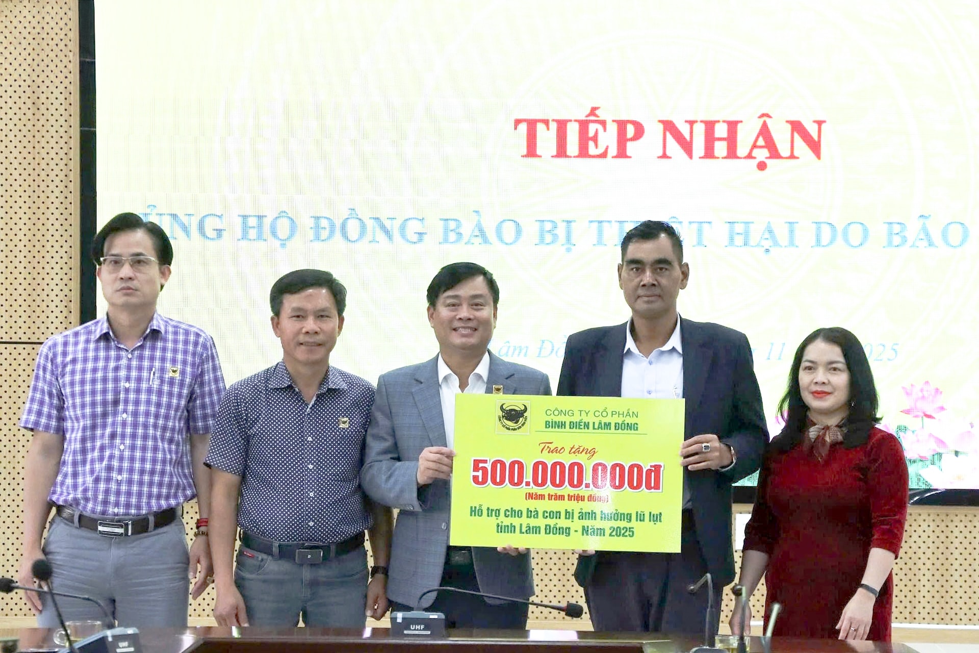 Công ty Cổ phần Bình Điền Lâm Đồng trao số tiền hỗ trợ 500 triệu đồng cho Ủy ban MTTQ Việt Nam tỉnh