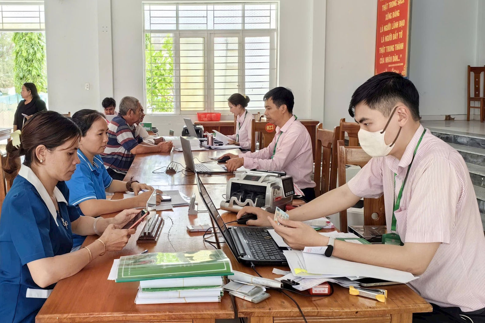 Phòng Giao dịch Ngân hàng CSXH Bắc Bình cho vay hộ nghèo và các đối tượng chính sách tại điểm giao dịch xã