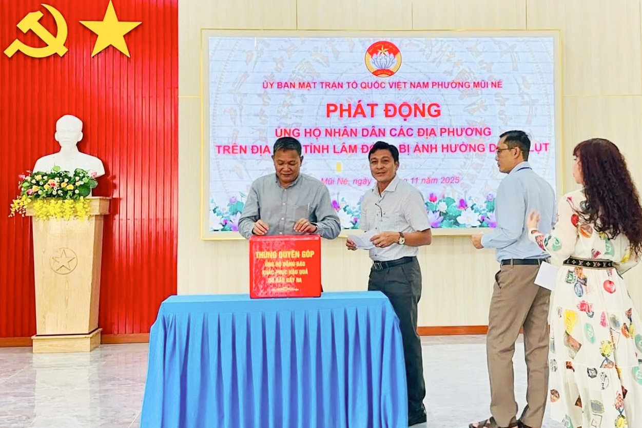 lanh-dao-phuong-mui-ne-ung-ho-dong-bao-lu-lut-1-.jpg