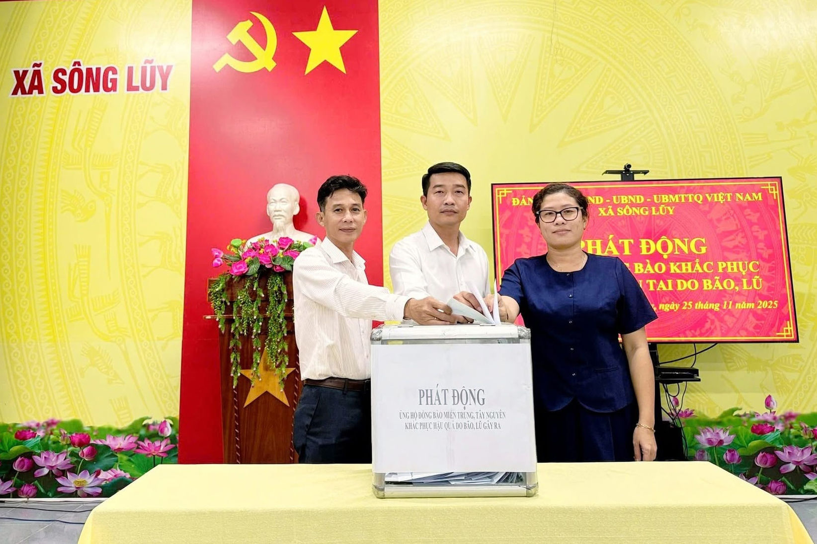 lanh-dao-xa-song-luy-ung-ho-dong-bao-khac-phuc-thien-tai(1).jpg